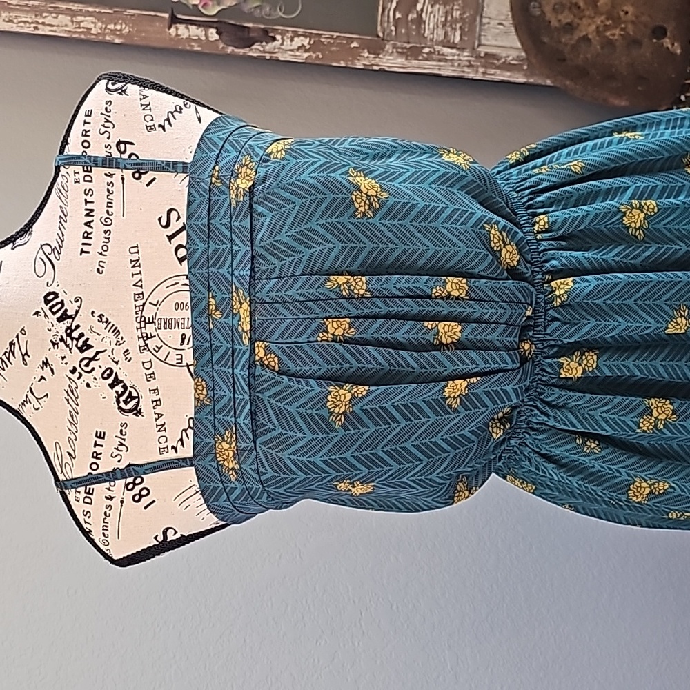 Mossimo Summer Dress. Great Condition Adjustable metal clip Straps